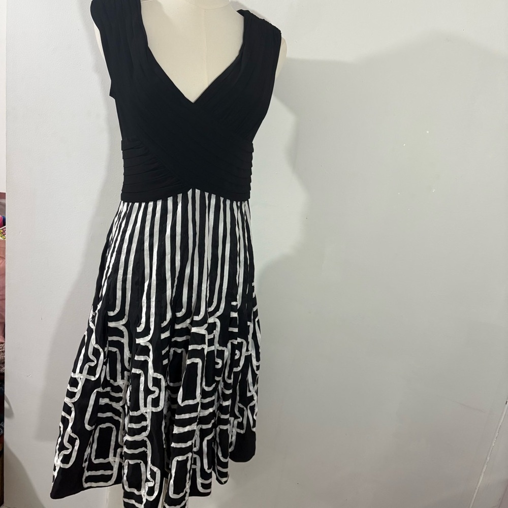 Adrianna‎ Papell V-Neck Pleated Sleeveless Dress Sz 10 Black White Geometric